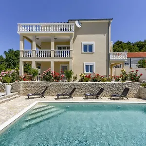 Apartment Haus Lilli Mit Pool, Ražanac